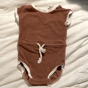 Q by Quincy Mae. 6-12 months. Clay brown Retro terry romper.